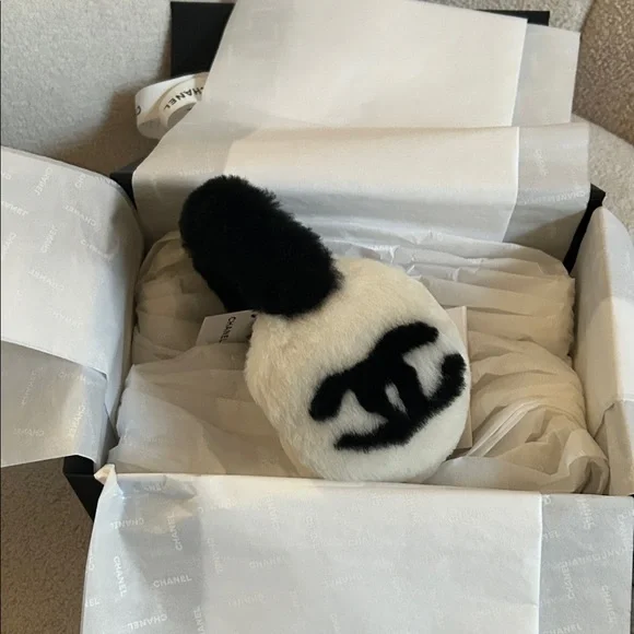 CHANEL Black and White SHEARLING EARMUFFS - Picture 5 of 5